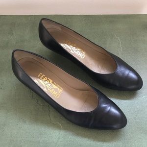Vintage Salvatore Ferragamo classic black pumps